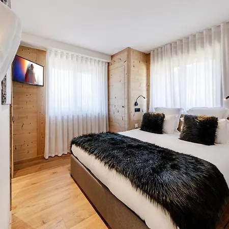 בית נופש Luxury - Fireplace Heated Pool & Sauna מגב