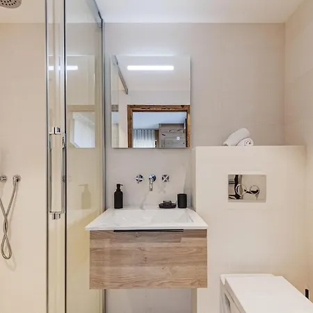 בית נופש Luxury - Fireplace Heated Pool & Sauna מגב